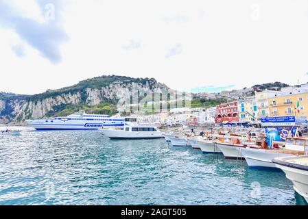 Touristische Boote am Hafen Marina Grande auf Capri Stockfoto