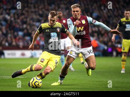 Von Southampton James Ward-Prowse und Aston Villa Jack Grealish (rechts) Kampf um den Ball während der Premier League Match in der Villa Park, Birmingham. Stockfoto