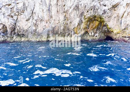 Eingang zur Blauen Grotte auf der Insel Capri in Italien Stockfoto