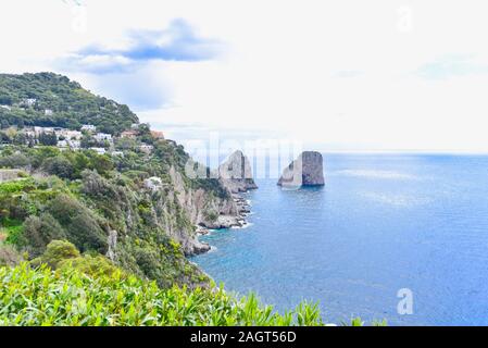 Schöner Blick auf die Faraglioni Klippen in Insel Capri in Süditalien Stockfoto