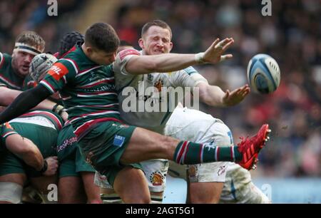 Leicester Tigers Ben Youngs genehmigt unter dem Druck von Exeter Leiter Jonny Hill während der gallagher Premiership Spiel in Welford Road, Leicester. Stockfoto