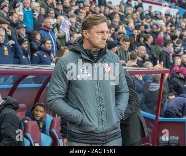 Villa Park, Birmingham, Midlands, UK. Dezember 2019 21; Villa Park, Birmingham, Midlands, England; Fußball der englischen Premier League, Aston Villa gegen Southampton, Southampton Manager Ralph Hasenhuttl in der Mannschaft vor dem Spiel heraus gegraben - Streng redaktionelle Verwendung. Keine Verwendung mit nicht autorisierten Audio-, Video-, Daten-, Spielpläne, Verein/liga Logos oder "live" Dienstleistungen. On-line-in-Match mit 120 Bildern beschränkt, kein Video-Emulation. Keine Verwendung in Wetten, Spiele oder einzelne Verein/Liga/player Publikationen Stockfoto