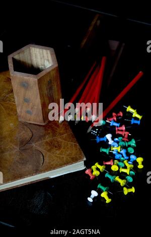 Verschiedene Pins witk Stiftehalter aus Holz und Leder agenda Stockfoto