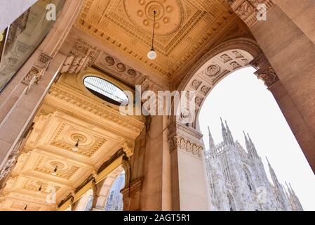 Blick auf den Duomo di Milano durch Torbogen in Mailand Stockfoto