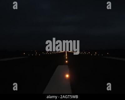 Airport Operations bei der Arbeit an einem der größten Flughäfen in Großbritannien. Stockfoto