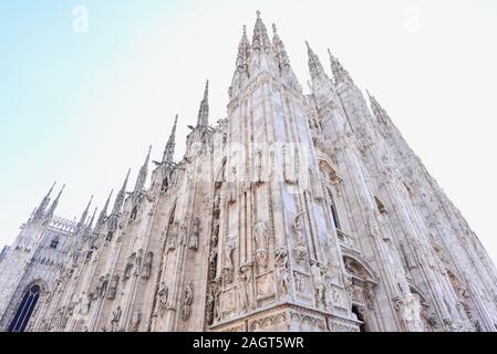 Fassade des Mailänder Dom am Abend Stockfoto