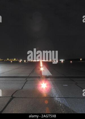 Airport Operations bei der Arbeit an einem der größten Flughäfen in Großbritannien. Stockfoto