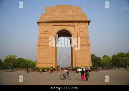 Das India Gate ist ein Kriegerdenkmal befindet sich rittlings auf den Rajpath, am östlichen Rand der 'zeremoniellen Achse' von Neu Delhi, ehemals Kingsway genannt Stockfoto