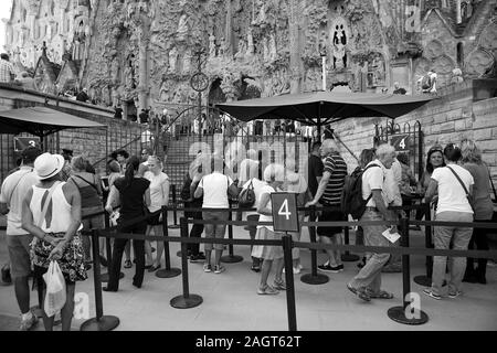 Touristen außerhalb des Inspiriert von Gaudi Sagrada Familia in Barcelona. Stockfoto