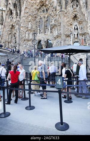 Touristen außerhalb des Inspiriert von Gaudi Sagrada Familia in Barcelona. Stockfoto