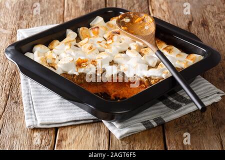 Amerikanische Süßkartoffel-Auflauf mit Marshmallows close-up in einer Auflaufform auf den Tisch. Horizontale Stockfoto