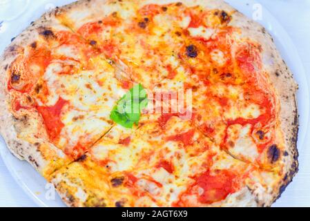 Authentische hausgemachte italienische neapolitanische Pizza Stockfoto