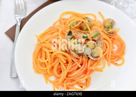 Italian-Style Tomaten Spaghetti mit Venusmuscheln Stockfoto