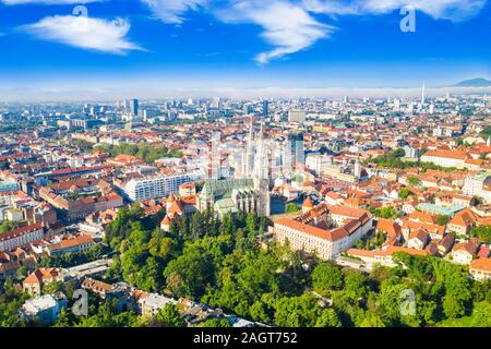 Kroatien, Hauptstadt von Zagreb, Luftaufnahme von Innenstadt und Türme der Kathedrale von drohne Stockfoto