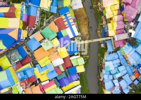 Ansicht von oben, beeindruckende Luftaufnahme der Rainbow Village auch als Jodipan oder Kampung Wisata Jodipan, einem bunten Dorf in Malang entfernt bekannt. Stockfoto