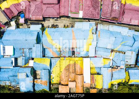 Ansicht von oben, beeindruckende Luftaufnahme der Rainbow Village auch als Jodipan oder Kampung Wisata Jodipan, einem bunten Dorf in Malang entfernt bekannt. Stockfoto