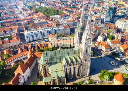 Kroatien, Hauptstadt von Zagreb, Luftaufnahme von Innenstadt und Türme der Kathedrale von drohne Stockfoto