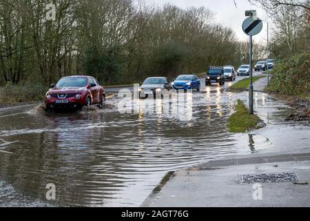 Autos fahren durch überflutete Straße in Brentwood Essex Dezember 2019 Stockfoto