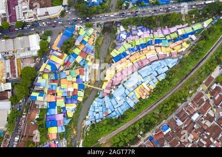 Ansicht von oben, beeindruckende Luftaufnahme der Rainbow Village auch als Jodipan oder Kampung Wisata Jodipan, einem bunten Dorf in Malang entfernt bekannt. Stockfoto