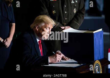 Präsidenten der Vereinigten Staaten Donald J. Trumpf Zeichen S. 1790, der National Defense Authorization Act für das Geschäftsjahr 2020 bei Joint Base Andrews in Suitland, Maryland am Freitag, 20. Dezember 2019. Trumpf die $ 738 Mrd. National Defense Authorization Act (Ndaa) Bill, insbesondere die Erstellung des neuen Space Force im Austausch für die Durchführung einer 12-wöchigen bezahlten Elternurlaub für Arbeitnehmer. Credit: Al Drago/Pool über CNP | Verwendung weltweit Stockfoto