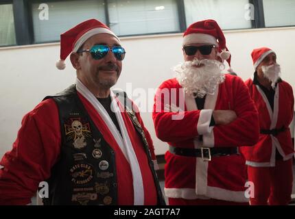 Malaga, Spanien. 21 Dez, 2019. Die Menschen gekleidet in Santa Claus Kostüme posieren für ein Foto vor der V Toy Run Torremolinos. Hunderte Motorradfahrer jedes Jahr treffen sich in der Innenstadt von Torremolinos in einem Charity Rennen in Santa Claus Kostümen und Sammeln von Spielzeug für Kinder zu beteiligen. Credit: Jesus Merida/SOPA Images/ZUMA Draht/Alamy leben Nachrichten Stockfoto