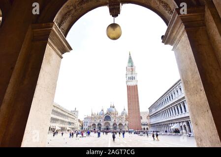 Blick auf den Markuscampanile und die Basilika Durch den Archway Stockfoto