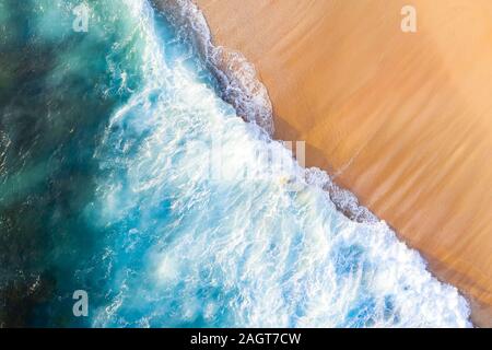 Ansicht von oben, atemberaubenden Blick auf einige Wellen auf einen schönen Strand bei Sonnenuntergang. Nyang Nyang Beach, South Bali, Indonesien Stockfoto