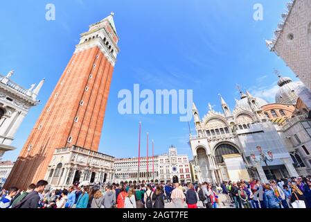 St. Mark's Campanile am Markusplatz am Sonnentag Stockfoto