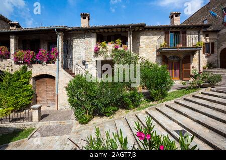 Bevagna (Umbrien, Italien) - einen Blick auf den kleinen umbrischen Stadt, mittelalterliche Häuser mit Blumen und Pflanzen auf dem Balkon Stockfoto