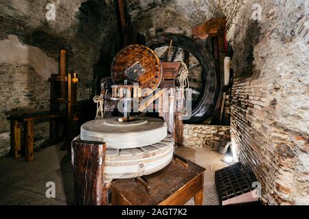 Bevagna (Umbrien, Italien) - ein alter Mühlstein im historischen Zentrum der kleinen umbrischen Stadt Stockfoto