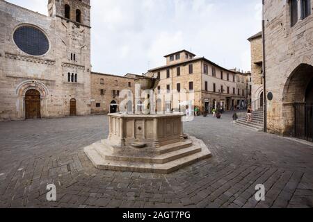 BEVAGNA, Italien - 20 September 2014 - Piazza Silvestri, San Michele Kirche, Palazzo dei Consoli und Mittelalterlicher Brunnen Stockfoto