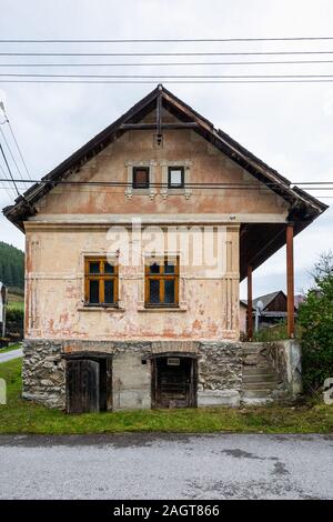 Alte Holzhäuser in der Slowakei Dorf Cicmany im Herbst. Einzigartige Dekoration der Holzhäuser von Mustern in traditionelle Stickereien in Dorf o verwendet wird Stockfoto