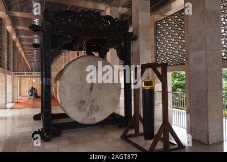 Ein grosses Ritual Trommel in die Moschee Masjid Istiqlal (Unabhängigkeit), Jakarta Stockfoto