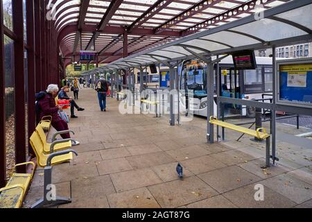 Schlagzeuger Straße Bushaltestelle im Zentrum von Cambridge Stockfoto