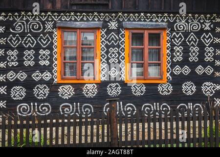 Alte Holzhäuser in der Slowakei Dorf Cicmany im Herbst. Einzigartige Dekoration der Holzhäuser von Mustern in traditionelle Stickereien in Dorf o verwendet wird Stockfoto