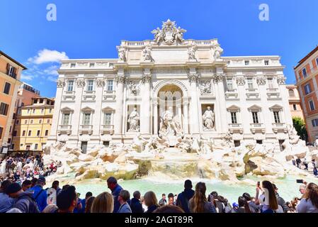 Touristen, die in der Trevi Brunnen oder Fontana di Trevi in Rom Stadt Stockfoto