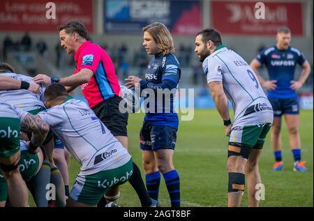 Dezember 2019 21; AJ Bell Stadium, Salford, Lancashire, England; English Premiership Rugby, Verkauf Haifische gegen Northampton Saints; Schiedsrichter JP Doyle setzt die Scrum als Gefährtesüdafrikaner Faf De Klerk von Verkauf Haie und Cobus Reinach von Northampton Saints auf - Redaktionelle Verwendung Credit: Aktion Plus Sport Bilder/Alamy Live News Credit: Aktion Plus Sport Bilder/Alamy leben Nachrichten Stockfoto