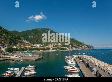 Maiori Port, promeneade und Strand, Küste von Amalfi, Salerno, Kampanien, Italien Stockfoto