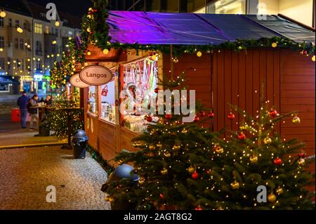 Berlin, Deutschland - 20 Dezember, 2019: Nacht Szene auf einem kleinen Berliner Weihnachtsmarkt mit Marktständen und alle Arten von Dekorationen mit viel Licht Stockfoto