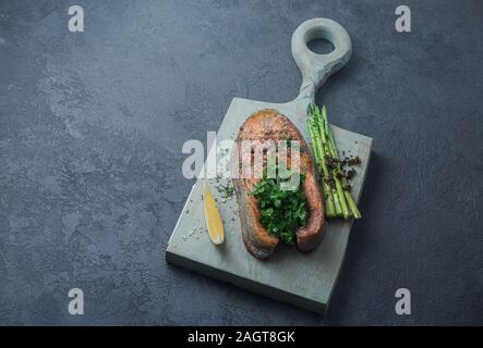 Lachssteak mit Karotten und Zitrone an Bord, Platz kopieren Stockfoto
