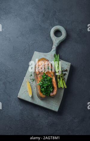 Lachssteak mit Karotten und Zitrone an Bord, Platz kopieren Stockfoto