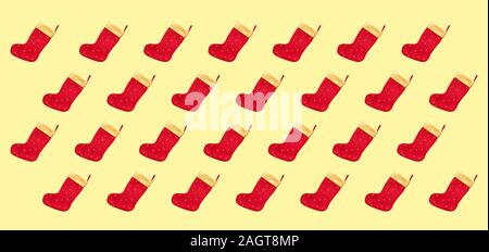 Weihnachten Komposition. Muster aus Weihnachten Stiefel auf gelbem Hintergrund. Weihnachten, Winter, neues Jahr. Flach, Ansicht von oben. Stockfoto