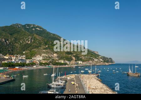 Maiori Port, promeneade und Strand, Küste von Amalfi, Salerno, Kampanien, Italien Stockfoto