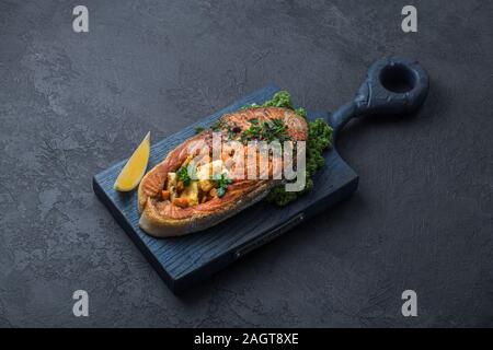 Lecker Lachs Steak mit Gemüse auf Holzbrett, kopieren Raum Stockfoto