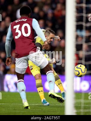 Von Southampton Danny Ings Kerben seine Seiten dritte Ziel während der Premier League Match in der Villa Park, Birmingham. Stockfoto