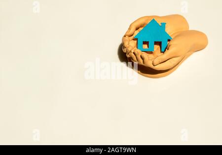 Ein paar hohle Hand halten und pflegen. Stockfoto