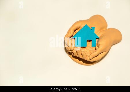 Ein paar hohle Hand halten und pflegen. Stockfoto