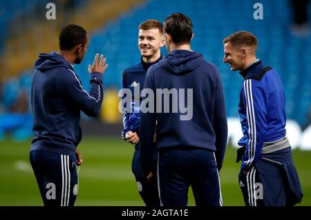 Von Leicester City James Maddison (Mitte) vor der Premier League Match an der Etihad Stadium, Manchester. Stockfoto