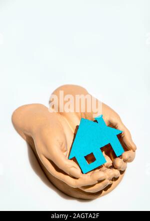 Ein paar hohle Hand halten und pflegen. Stockfoto