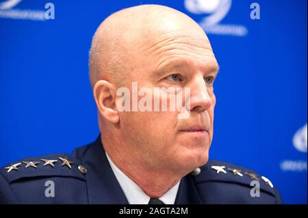 US Air Force General John William 'Jay' Raymond spricht über Raum, während einer Pressekonferenz auf der2019 Space Symposium in Colorado Springs, CO ernannt von Präsident Trump General Raymond dient nun als der erste Generalstabschef der Space Operations der neuen US-Space Force. Stockfoto